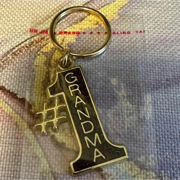#1 Number One Grandma - Gold Key Chain - Picture 9 of 9